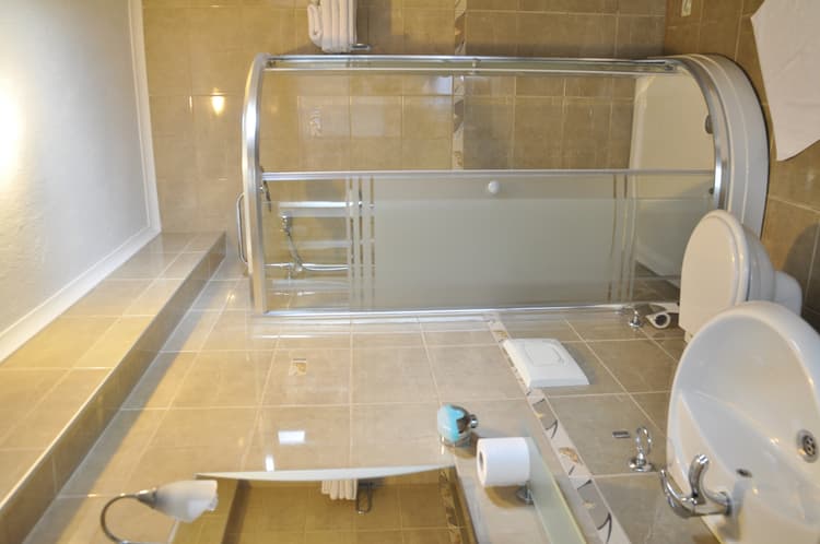 Akyaka Feron Otel Modern ve Hijyenik Banyo Görünümü
