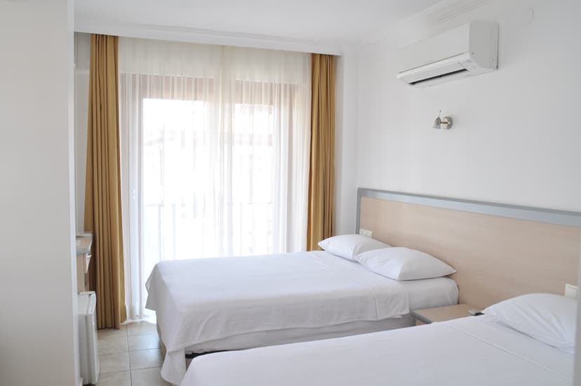 Akyaka Feron Otel Geniş Aile Odası ve Yatak Düzeni