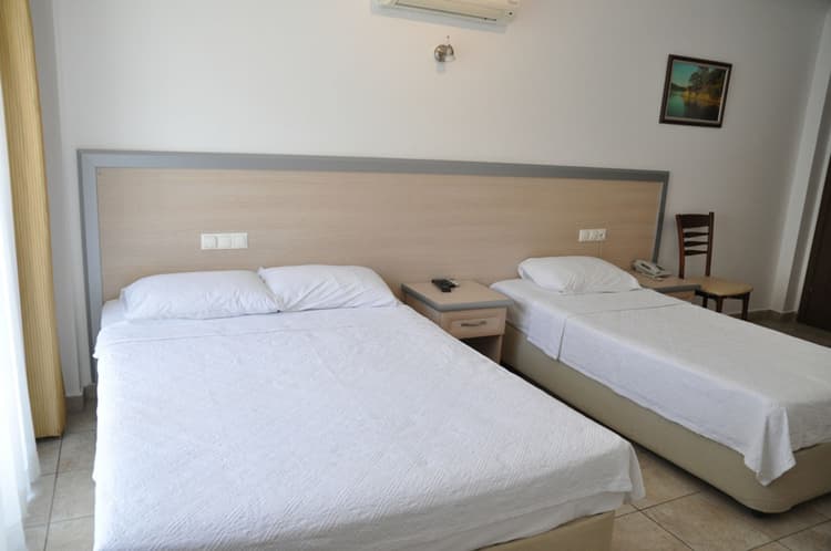Akyaka Konaklama Feron Otel Yatak Detayı ve Temiz Nevresimler