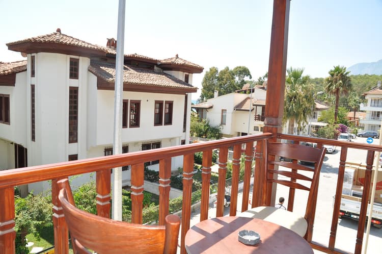 Akyaka Otel Oda İçi Dinlenme Alanı ve Modern Tasarım