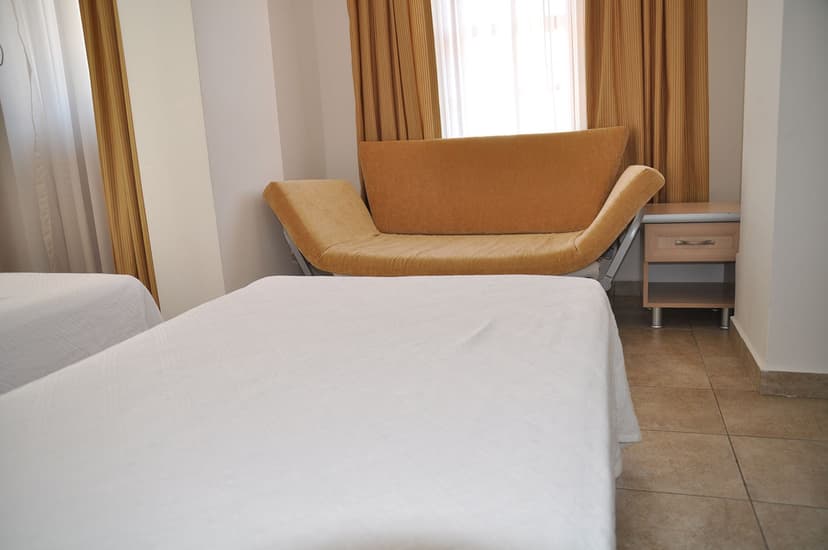 Akyaka Günlük Ev Konforunda Feron Otel Oda İçi Çalışma Masası
