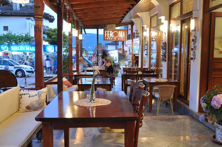 Akyaka Apart Otel Geniş Aile Odası Yatak Grubu ve Oturma Alanı