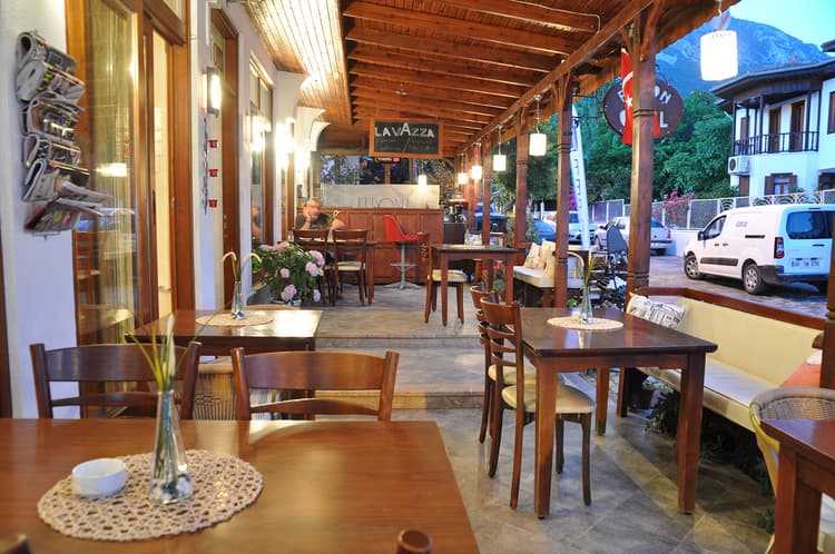 Akyaka Tatil Apart Odası Kanepe ve Tv Alanı Feron Otel