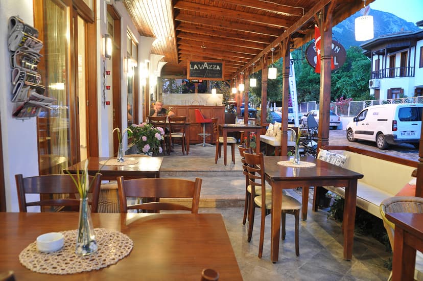 Akyaka Tatil Apart Odası Kanepe ve Tv Alanı Feron Otel