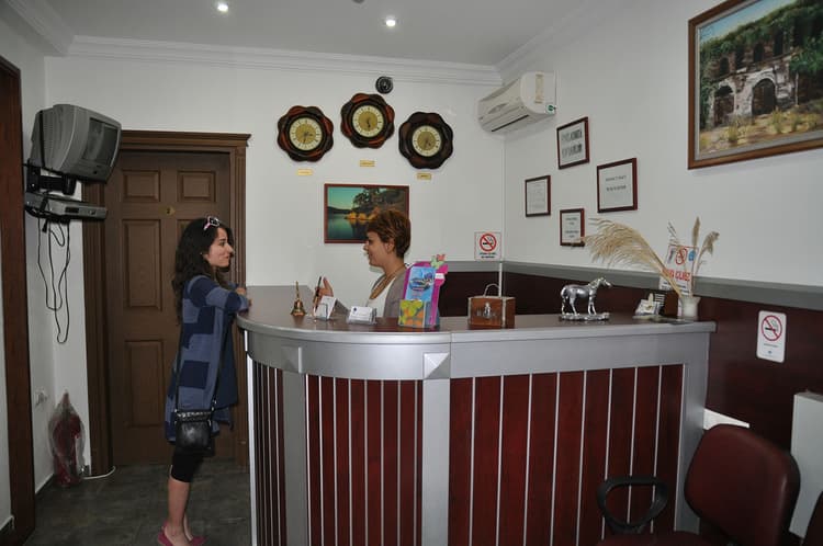 Akyaka Feron Otel Lobi ve Danışma Masası 24 Saat Resepsiyon