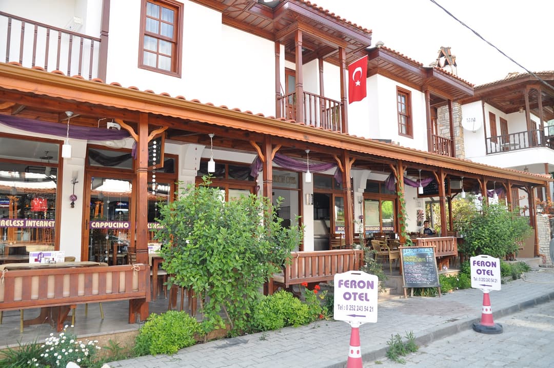 Akyaka Feron Otel Ahşap Detaylı Geleneksel Dış Mimari